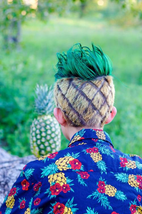 kateordie: space-grunge: Reddit Teen Loses Bet, Shaves Head to Resemble Pineapple But it looks amazi