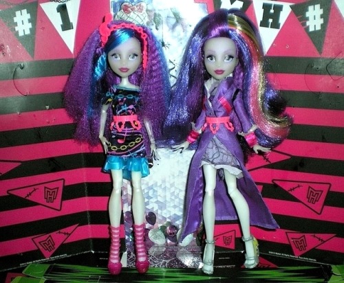 “Electrified” Ari(s) Hauntington.Left, basic. Right, new outfit & hairstyle (+ wig).