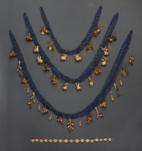 historyarchaeologyartefacts: Pendant (gold, silver, bitumen) from Royal Cemetery at Ur, 2500 - 2400[