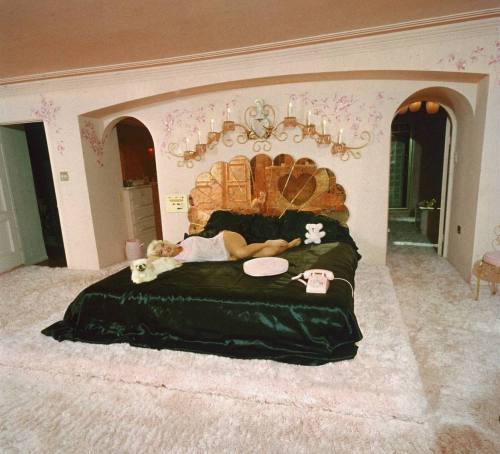 americandreambarbie: nostalgic-coco:The incomparable Jayne Mansfield in her ‘Pink Palace&rsquo