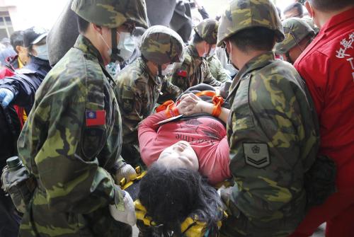 yahoonewsphotos:Strong earthquake rocks TaiwanAuthorities in southern Taiwan say more than 100 peopl
