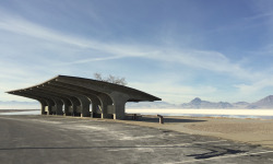 furtho:Stephen Coles’ photograph of the rest stop shelter at Bonneville Salt Flats (via Stewf)