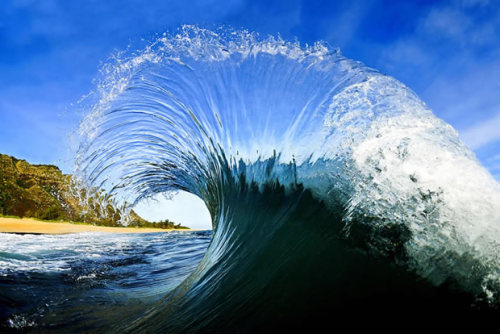 staceythinx:  Inside Hawaiian waves with photographer Clark Little