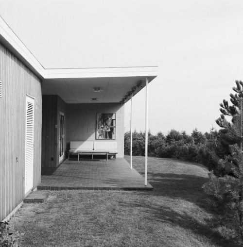 Finn Juhl, Anders Hostrup-Pedersens Summer House, 1962. Photos by Keld Helmer-Petersen, Denmark. Via