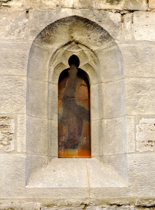 Fenêtre de l'église gothique, Aigues-Mortes, Gard, Occitanie 2016.