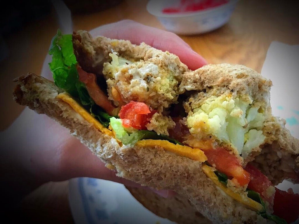 Changing up my sandwich game…Baked “Fried” Cauliflower Chick'un Sandwich 🌱 I may have found my new favorite! with @hamptoncreek Just Mayo, @daiyafoods Cheddar Slices, @followyourheart The Vegan Egg (Vegan Batter for Coating) 🍞🍅:se