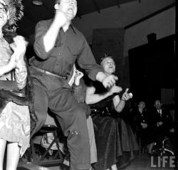 emigrejukebox:    Bernard Hoffman: Spectators watching wrestling in the studios of TV station WLWD, Dayton, 1950  