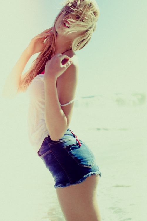 luke-247:  alexisrenmodel:  Alexis Ren by Lucas Passmore throwback  More Beauties 