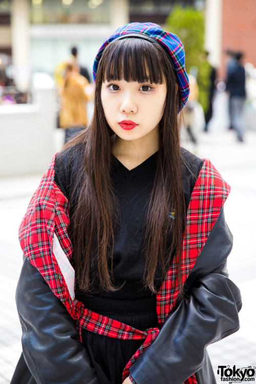 Japanese students Beni (17) and Tomomi (18) on the... | Tokyo Fashion