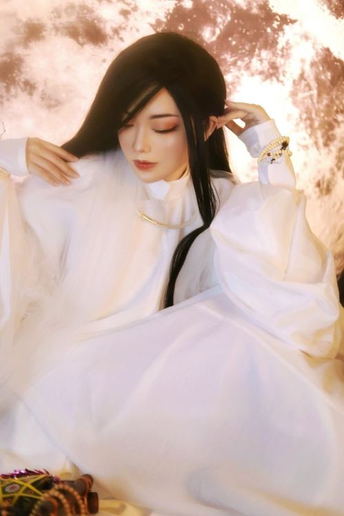 A Moon Festival-inspired white fantasy áo tấc, with elements of Hằng Nga, the moon goddess. The godd