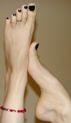 luvsgrlstoes:  Long sexy toes!!  Live the black painted toe nails.  So sexy and so suckable.