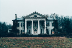 shitjimmyshoots:  Abandoned Plantation Manor (Virginia)   If I believed in ghosts, I&rsquo;d bet this place would be haunted&hellip;