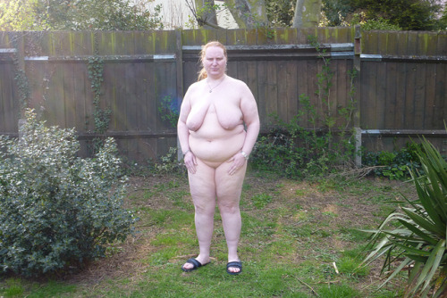 ramblingtaz: nakedingarden: Naked in garden - want more naked in garden photos ? Follow ht