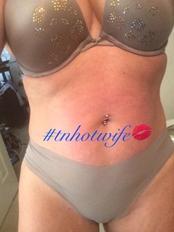 tnhotwifecpl:  The beautiful @tnhotwife taking