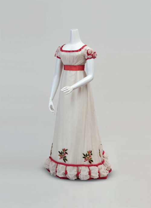 fripperiesandfobs:Evening dress ca. 1824-26From Cora Ginsburg Look at the website details!  I’m in l