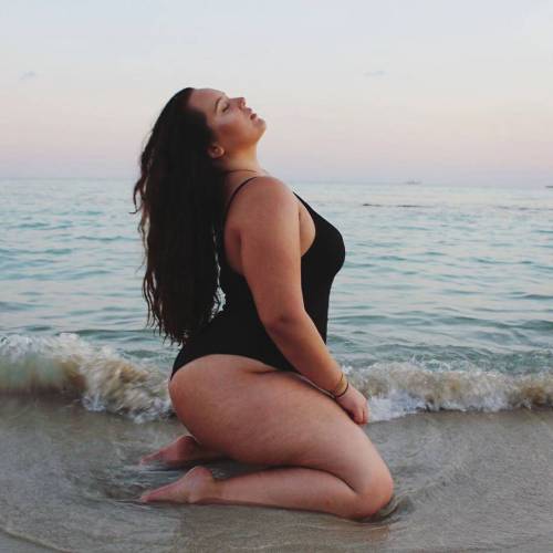 curvy-babezz: Looking for a curvy babe in your area?