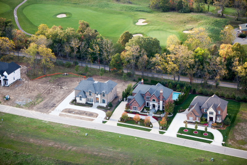 Rochester Hills, MI 2014 Homogenous, upper middle-class homes in various stages of completion at But