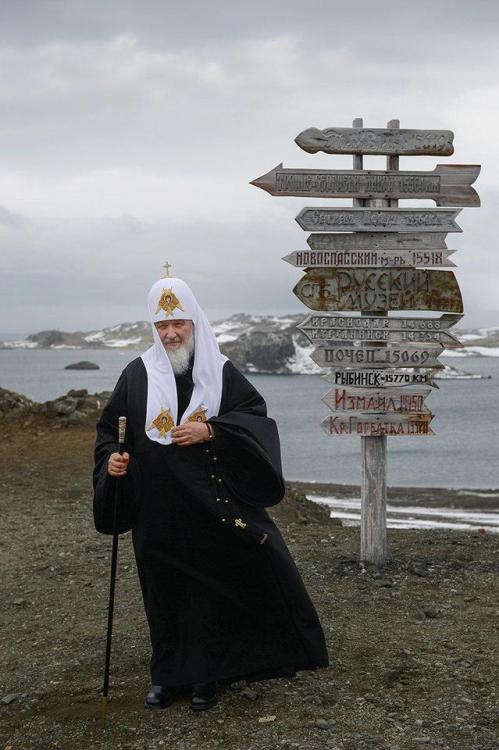 capriceandwhimsy: gouachevalier: byzantine-nectarine: Patriarch Kirill of Moscow visiting Trinity Ch