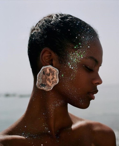 midnight-charm:Aaliyah Hydes photographed by Anya Holdstock Fashion Editor: Thea Lewis-Yates Makeup: