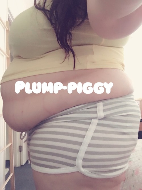 XXX plump-piggy:  Hip rolls and belly hang 💛💛 photo