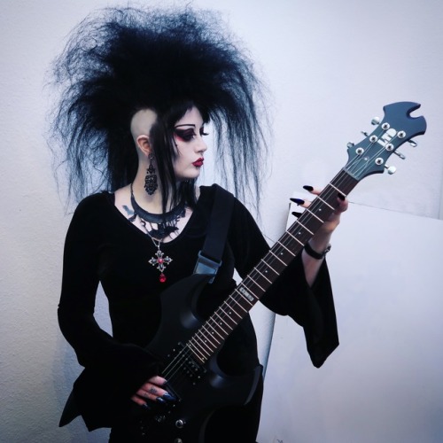 itsblackfriday:Excellent hair + posing with sexy guitar makes me feel pretty cool tbh 😎