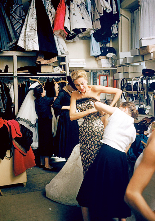 vintagegal: Backstage at the 1954 Pierre Balmain Couture show. Photos by Mark Shaw.