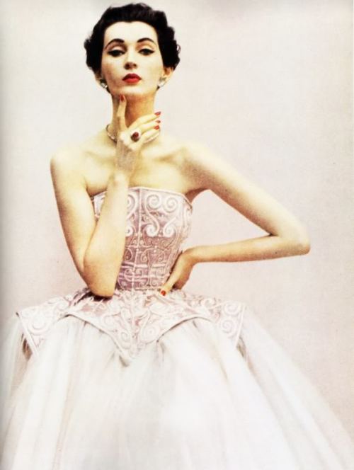 Richard Avedon, Evening Gown vy Cristobal Balenciage, Harper&rsquo;s Bazaar, UK, 1950
