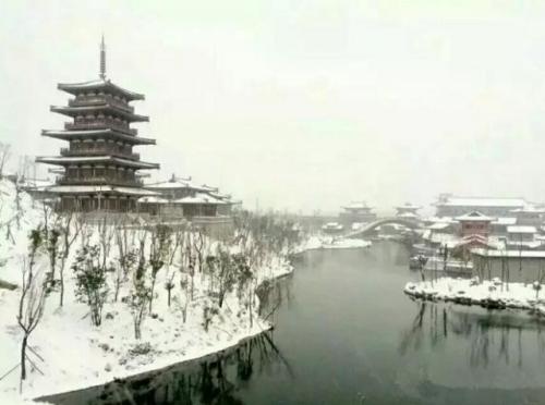 archatlas:  Snowdust in Hubei Hubei (Chinese: 湖北; pinyin:  Húběi; Wade–Giles: Hu-pei; postal: Hupeh) is a province of China, located in the easternmost part of Central China. The name of the province means “north of the lake”, referring to