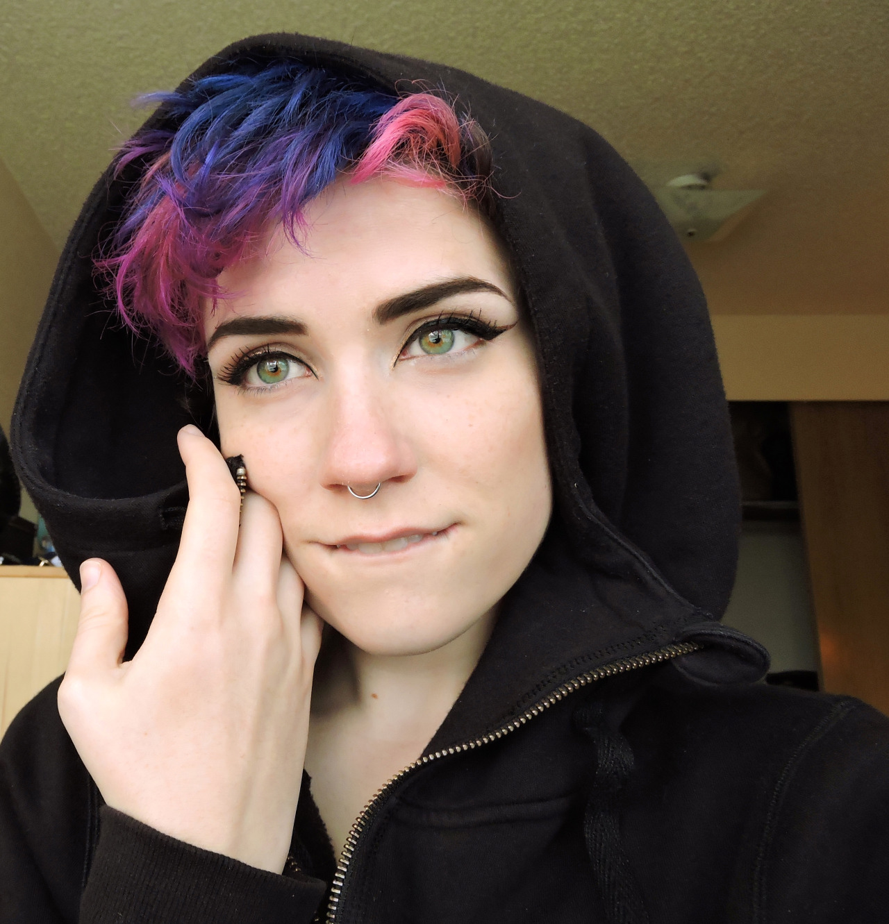 casualdorkpatrol:  My eyeliner is p bomb today