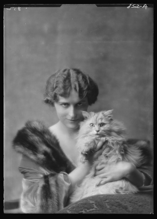 onceuponatown:Women with cats. 1920s. 