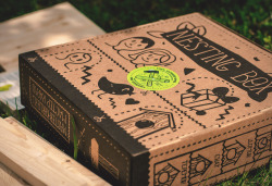 Ambalaj pentru o casă din lemn pentru păsăriAmbalajul este realizat din carton CO3 Nature. Cutia este personalizată prin flexografie într-o culoare. Modelul cutiei este FEFCO 0426.