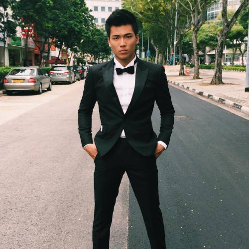 merlionboys:Alright, here’s the Winner of a local uni pageant recently. Definitely charismatic.http://merlionboys.tumblr.com/