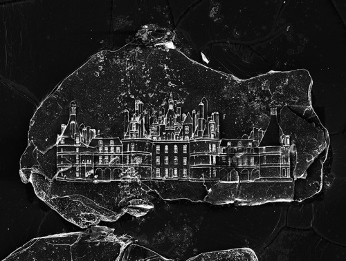 itscolossal:  The World’s Smallest Sandcastles Built on Individual Grains of Sand by Vik Muniz and Marcelo Coelho