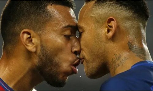 dobrahreloaded:    Neymar kissing Ruben Vezo