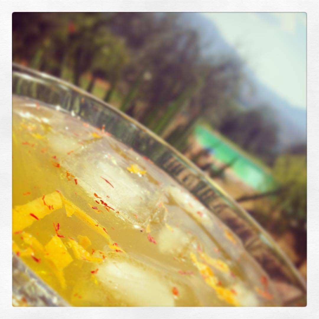 #gin #tonic #saffron with orange peel and saffron … nice inspiration from #bombaysaphire gin www.ultimategintonic.com 😎😋 (hier: Marlia, Toscana, Italy)