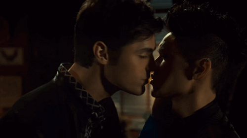 I was rewatching Malec scenes. After they kiss Magnus cradles Alec’s hand and Alec is like &ls