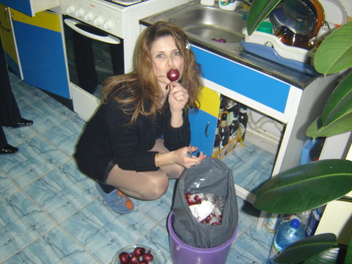 Housewife in skin pantyhose in the kitchen. Submission by Andreea.Thanks for the submission!–&