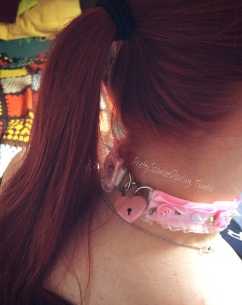 prettyscarletdarling:  My pretty collar from kittensplaypenshop <3 Daddy got it me for Christmas 💕🎄🎁 