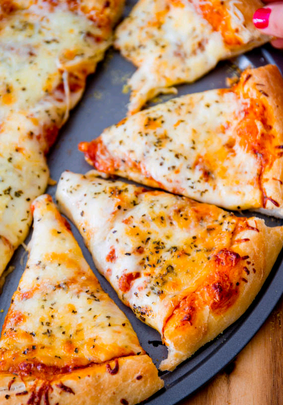 verticalfood:  Homemade Extra Cheese Pizza