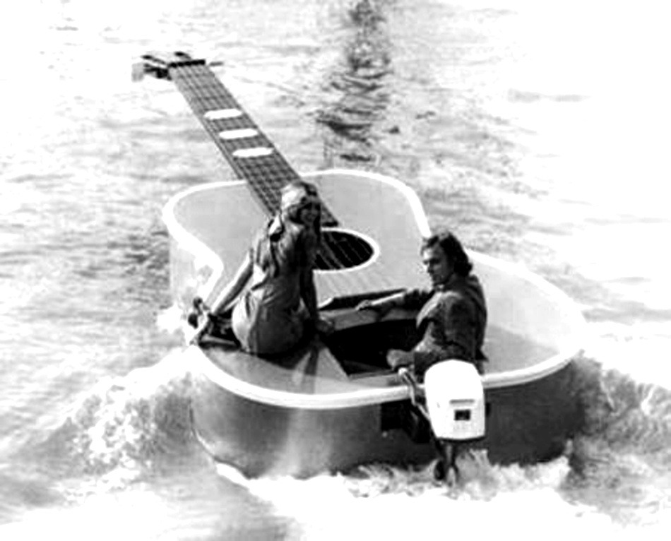 musicbabes:  Guitar boat 