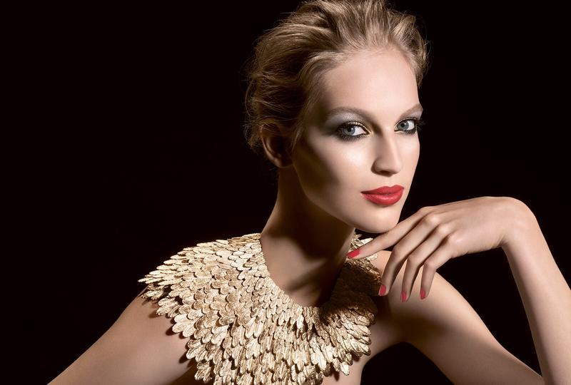 Campanha do Inverno 2015 da linha de maquiagem da Chanel
A modelo húngara Vanessa Axente é a estrela da campanha do Inverno 2015 da linha de beleza da…