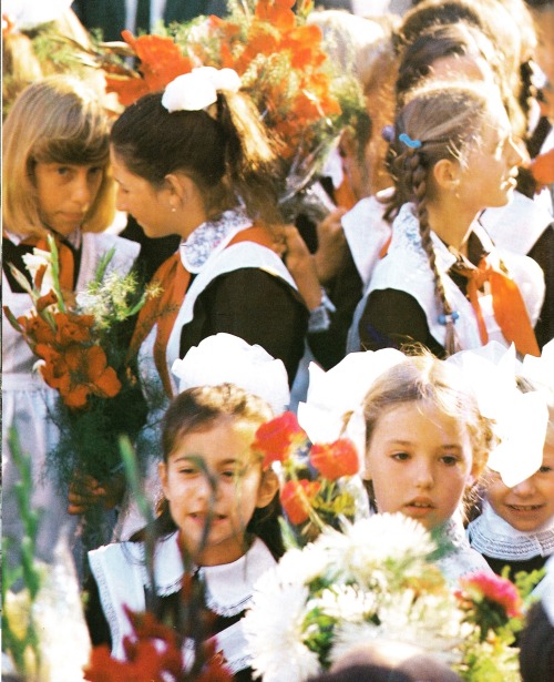 sovietpostcards:Back to School day (September 1) in Grodno, Belarus. Photo by Georgiy Likhtarovich (
