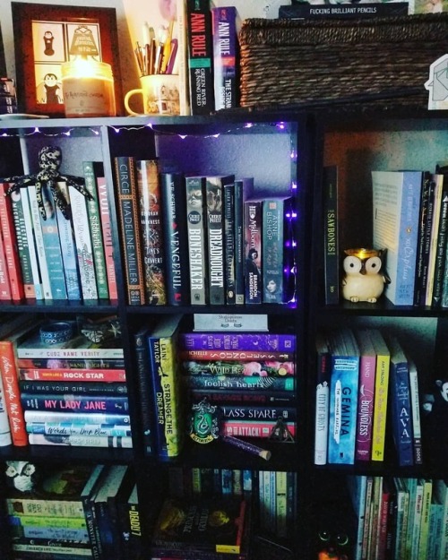 Is there anything better than a freshly dusted and organized bookshelf? . What are you reading today