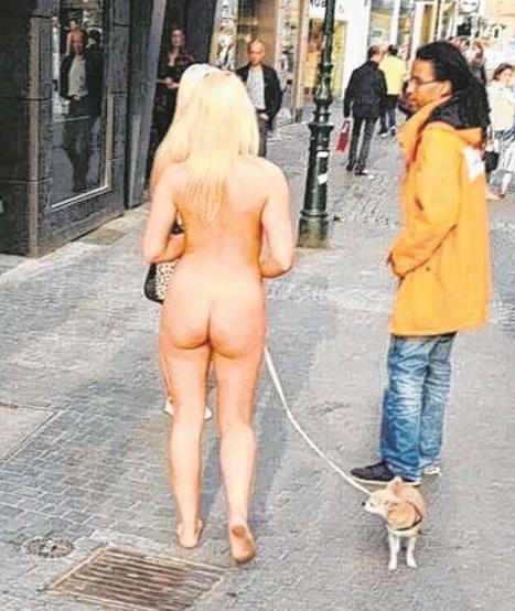 Komplett nackte Frau geht mit ihrem Chihuaha Hund an der Leine durch Düsseldorf spazieren. Die 