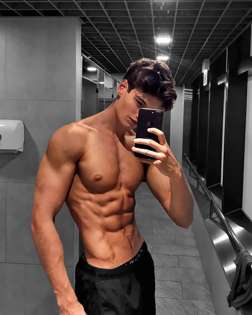 sixpackde:  https://www.tumblr.com/blog/sixpackdeMeet