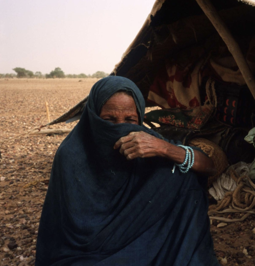 A slave woman sits outside a tent June 15, 1997 near Chegar, Mauritania.> Photo: Malcolm Linton.I