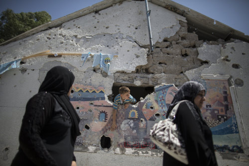 fotojournalismus:
“Day 23: Israel strikes on another UN school serving as a refugee shelter & crowded market in Shejaiya during ceasefire as Gaza death toll passes 1,350 | July 30, 2014
Faiza Al-Tanboura had not spoken for 21 days since a missile...