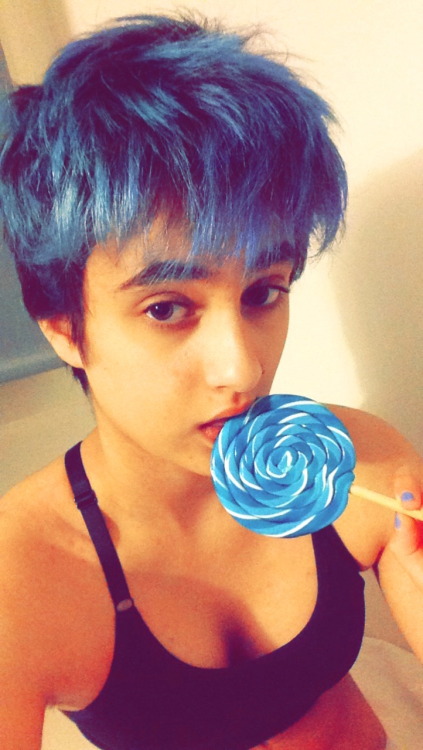 me, eating this Sportacus coloured lolipop, half naked in my room, at like 10pm: Glanni Glæpur