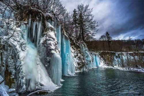 hotteaandoranges: bobbycaputo:    Budapest-Based Photographer Tamas Toth Captured Croatian Plitvice Lakes As They Turned Into A Frozen Fairytale    Splendor. 