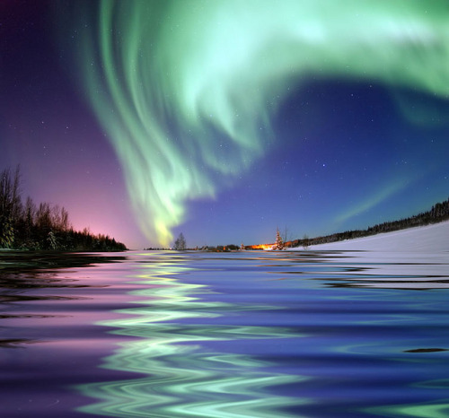 Aurora Borealis, the colored lights seen in the skies around the North Pole, the Northern Lights, fr